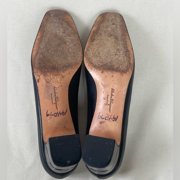 90s black block heel Ferragamo 2” pumps Size 7.5  3A a narrow fit. - Picture 5 of 6